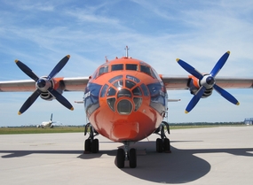 飞机场螺旋桨飞机摄影图片